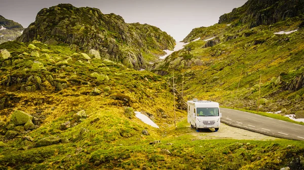 Camper coche en noruego montañas —  Fotos de Stock