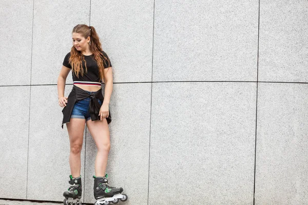 Молодая женщина на роликовых коньках — стоковое фото