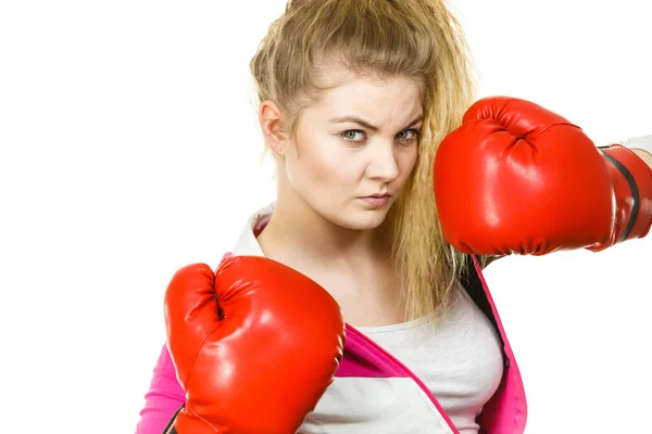 Donna che indossa guanti da boxe — Foto Stock