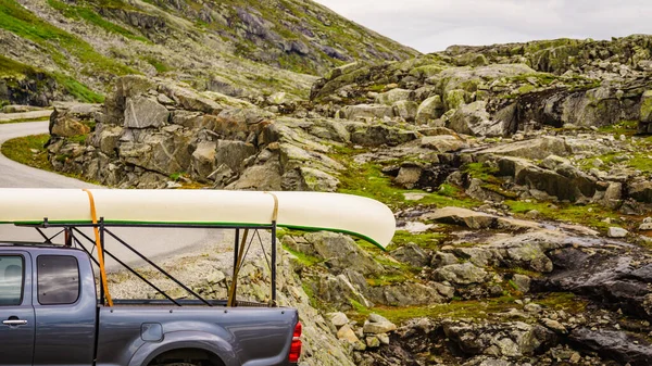 Carro com canoa no topo nas montanhas — Fotografia de Stock
