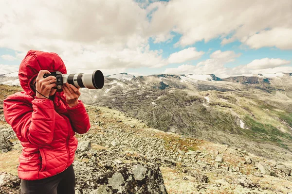 Turista figyelembe fotó fin norvég hegyek — Stock Fotó