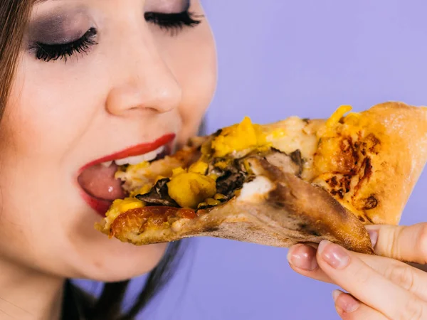 Frau isst heiße Pizza-Scheibe — Stockfoto