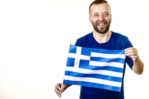 Homem feliz segurando bandeira grega — Fotografia de Stock