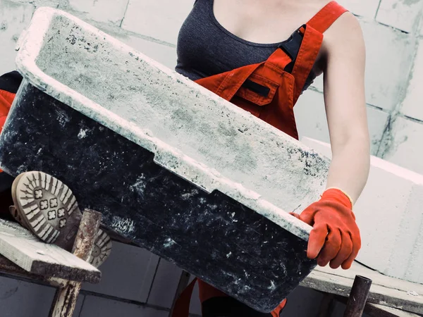 Constructora mujer trabajando construir nueva casa —  Fotos de Stock