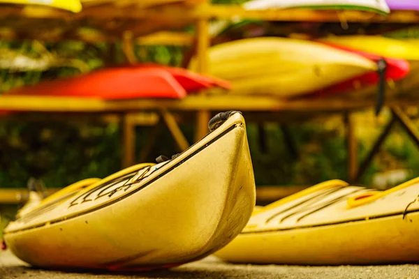 Kayaks on water shore. Rental area — Stock Photo, Image