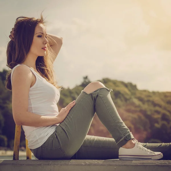 Moda modelo mulher ao ar livre — Fotografia de Stock