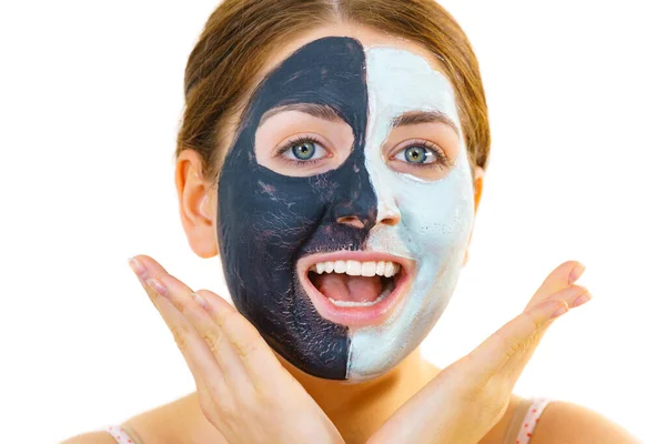 Ragazza con maschera di fango bianco nero sul viso — Foto Stock