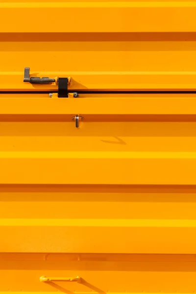 Industrielle wellige orangefarbene Zinnwaren mit Metallelementen — Stockfoto