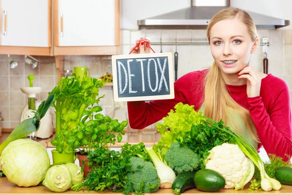 Kobieta o diecie zielone warzywa, detox znak — Zdjęcie stockowe