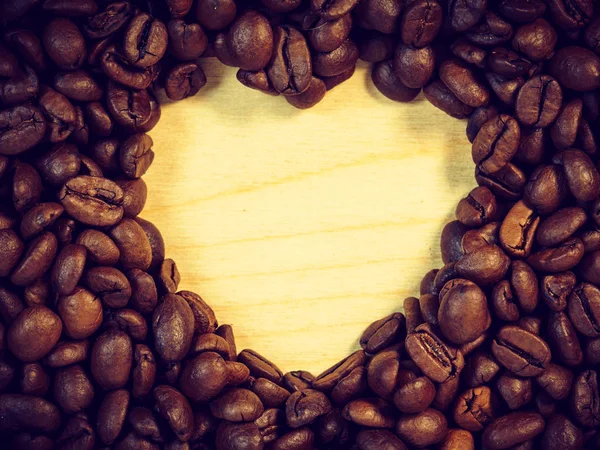 Granos de café tostados con forma de corazón —  Fotos de Stock