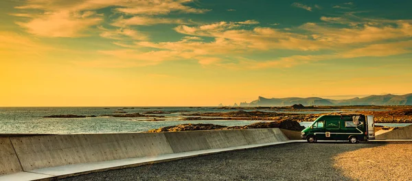 Sea Coast en camper Car, Andoya eiland Noorwegen — Stockfoto
