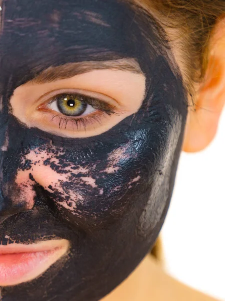 Kvinna med svart carbo mask i ansiktet — Stockfoto