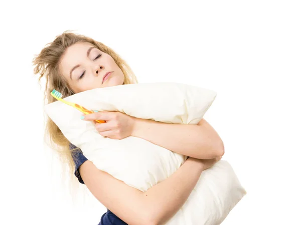 Mujer somnolienta abrazando almohada blanca — Foto de Stock