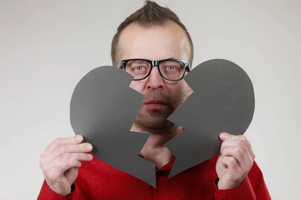 Verdrietig man met gebroken hart. — Stockfoto