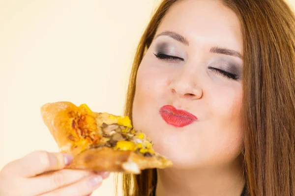 Mujer comiendo rebanada de pizza caliente —  Fotos de Stock