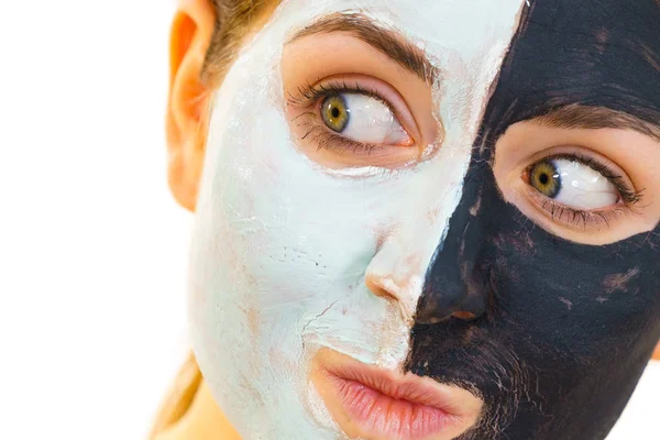 Девушка в черно-белой маске на лице — стоковое фото