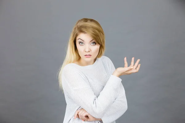 Confuso giovane donna bionda cercando infastidito — Foto Stock