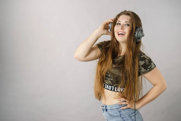 Mujeres adolescentes que usan auriculares — Foto de Stock