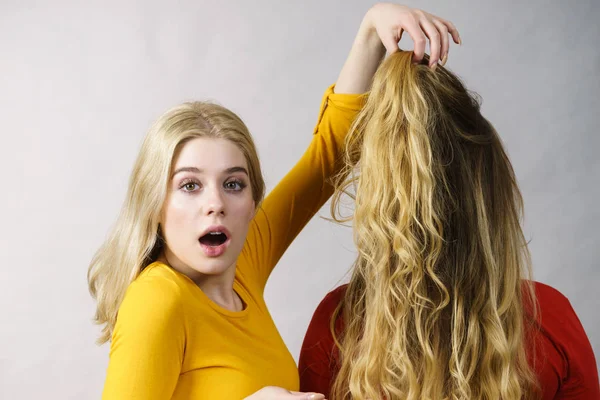 髪型を作成する2人の女の子。ヘアオンブレカラー — ストック写真