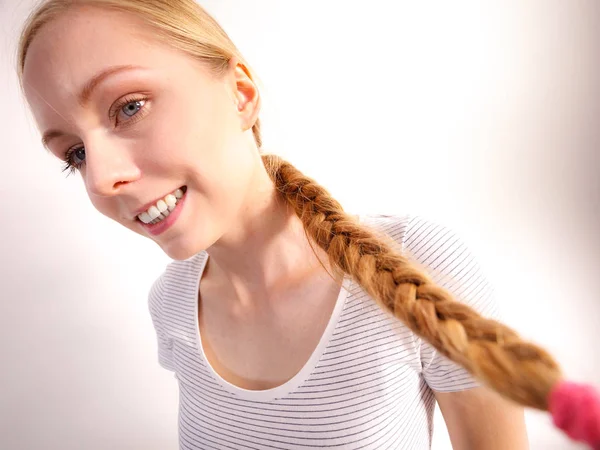 Blond flicka med flätat hår — Stockfoto
