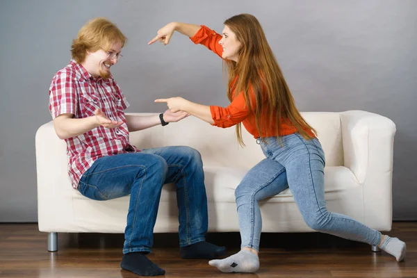 Hombre y mujer peleando — Foto de Stock