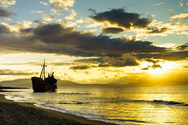 Rusty naufragio roto en la orilla del mar — Foto de Stock