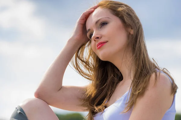 Cabelo longo menina retrato ao ar livre no dia ensolarado — Fotografia de Stock