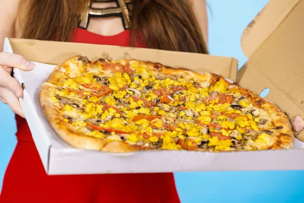 Große frische Pizza im Karton, Junk Food — Stockfoto