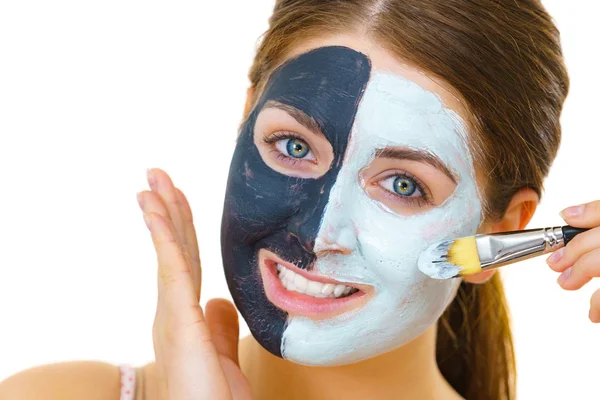 半顔の女の子の黒いマスクは、白い泥を適用します — ストック写真