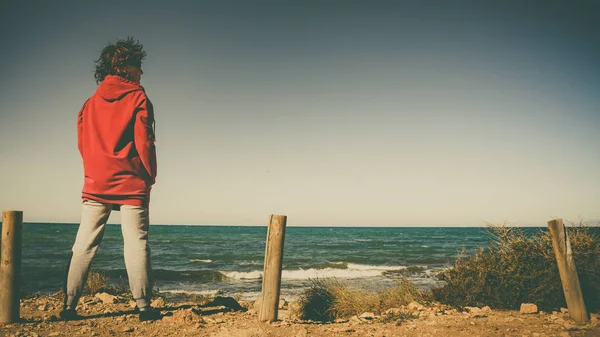 Femme touristique sur la plage — Photo