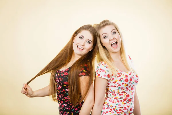 Twee gelukkige vrouwen vrienden plezier — Stockfoto
