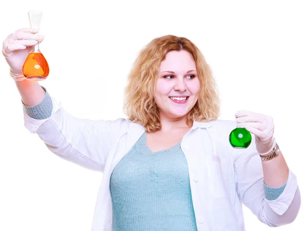 Chemik kobieta trzyma kolby testowe — Zdjęcie stockowe