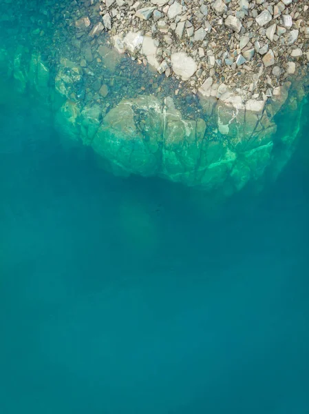 Niebieska woda i skały, widok z góry — Zdjęcie stockowe