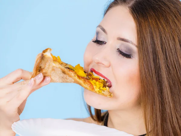 Donna che mangia pizza calda fetta — Foto Stock