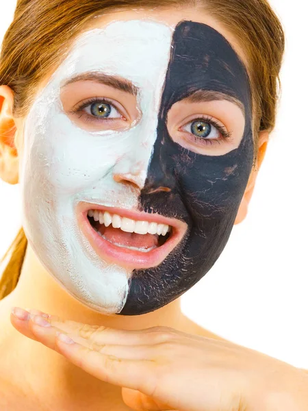Menina com máscara de lama branca preta no rosto — Fotografia de Stock