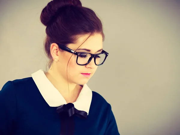 Fokuserad affärskvinna tittar ner tänkande — Stockfoto