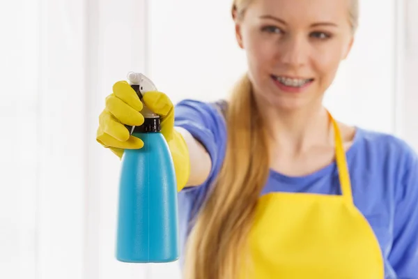Frau putzt Fenster zu Hause — Stockfoto