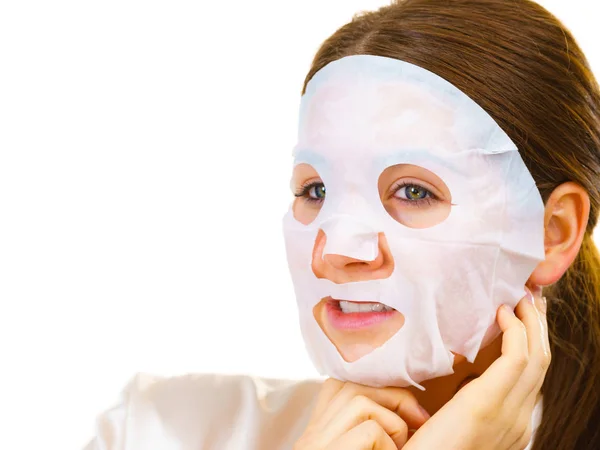 Vrouw toepassing vel masker op het gezicht — Stockfoto