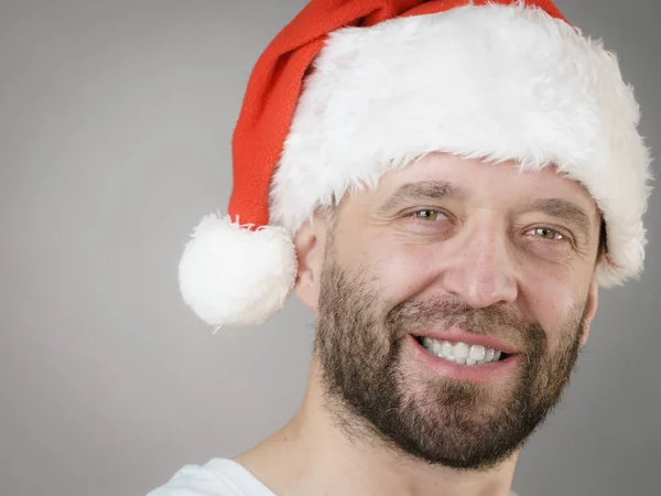Усміхнений чоловік у портреті капелюха Санта Клауса — стокове фото