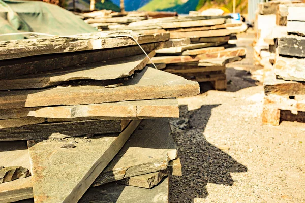 Steen Metsel materiaal op bouwplaats — Stockfoto