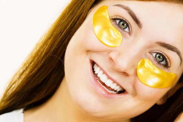 Mulher com manchas de ouro sob os olhos — Fotografia de Stock