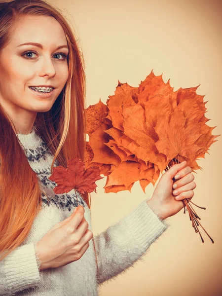 女人抱着花束作秋天的叶子 — 图库照片