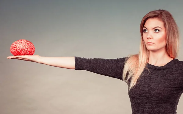 Mujer sosteniendo cerebro teniendo idea — Foto de Stock