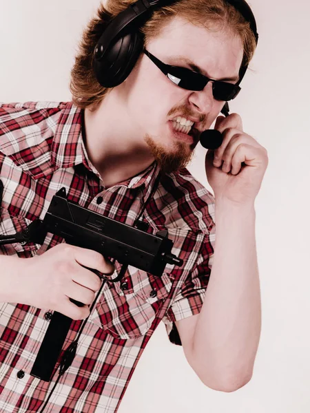 Gamer mannen skytte från gun — Stockfoto