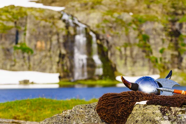 Casco vikingo en la orilla del lago, Noruega —  Fotos de Stock