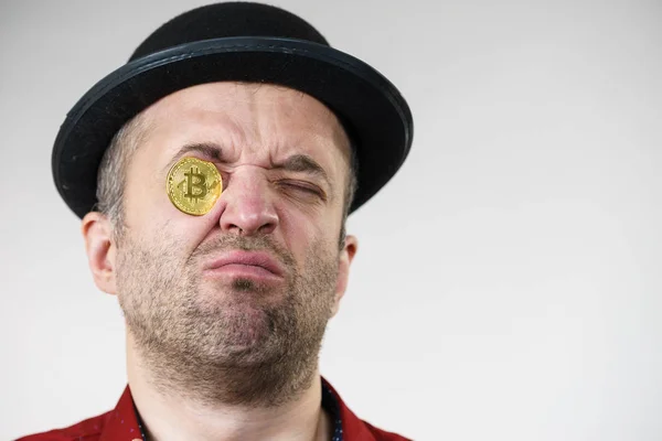 Homme ayant Bitcoin dans les yeux — Photo