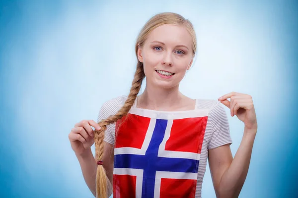 Menina com bandeira norwegian — Fotografia de Stock