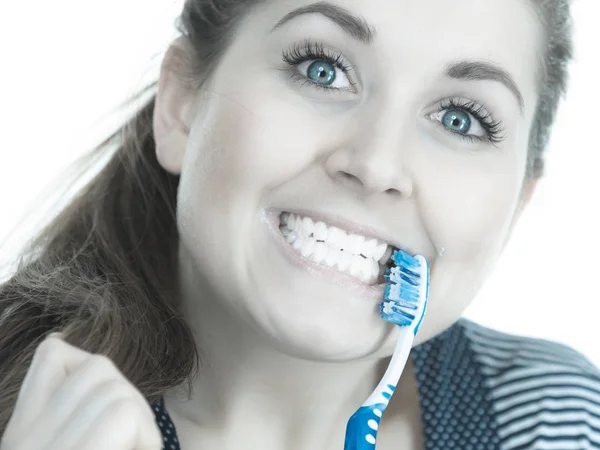 Kadın temizlik diş fırçalamaya. — Stok fotoğraf