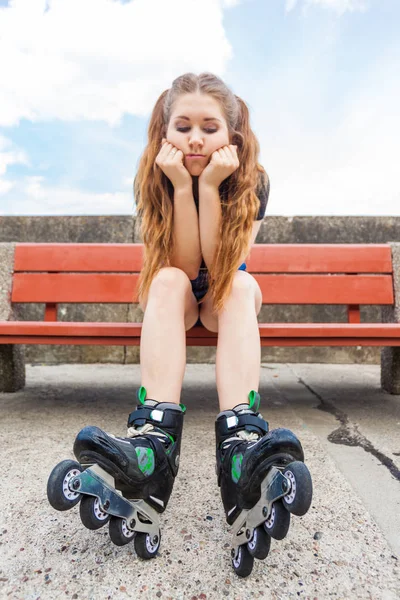 Roller skating femme ennuyée sur banc — Photo