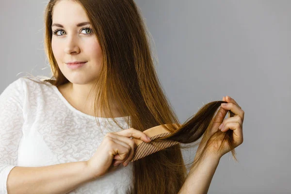 Donna felice spazzolarsi i capelli — Foto Stock